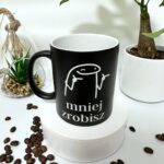 Kubek Mniej zrobisz, mniej splisz (grawer) czarny z białym środkiem