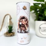 Kubek termiczny princzypesa pije kawę