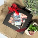 Zestaw prezentowy na dzień dziadka z kubkiem i słodyczami