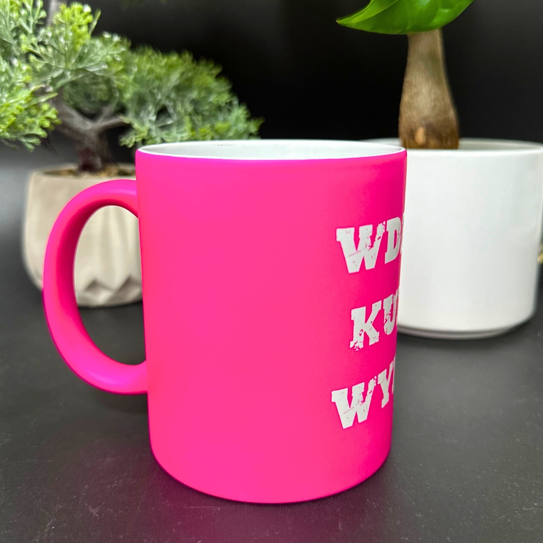 wyjątkowy Kubek wdech i kurwa wydech neonowo różowy grawer pojemność 330ml