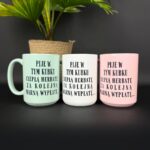 Kubek piję w tym kubku ciepłą herbatę za kolejną marną wypłatę w pastelowych kolorach