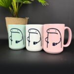 Kubek piję w tym kubku ciepłą herbatę za kolejną marną wypłatę w pastelowych kolorach do biura