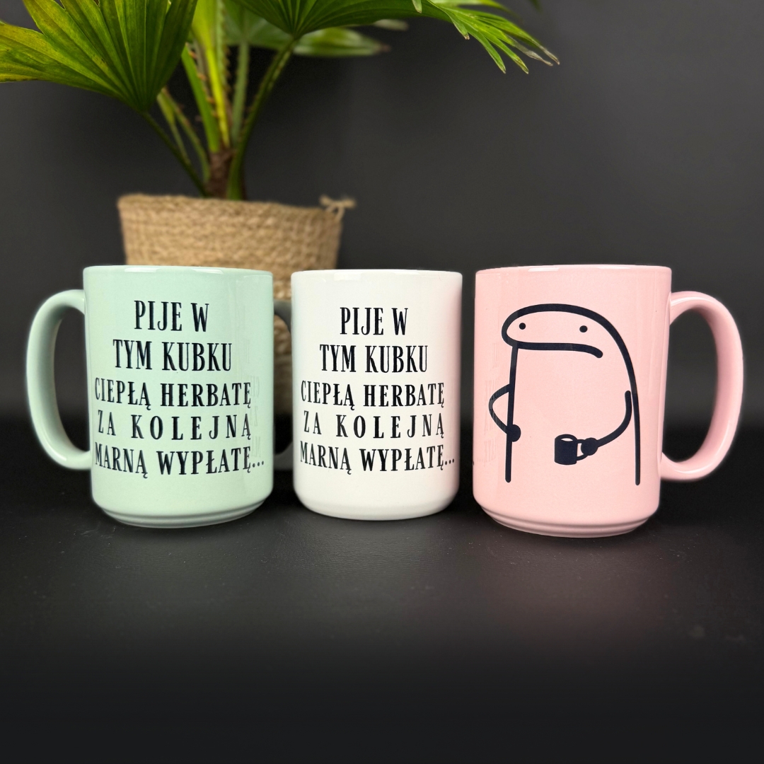 Kubek piję w tym kubku ciepłą herbatę za kolejną marną wypłatę w pastelowych kolorach nowość