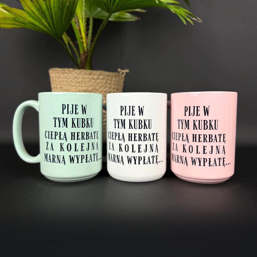 Kubek piję w tym kubku ciepłą herbatę za kolejną marną wypłatę w pastelowych kolorach
