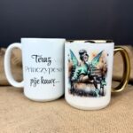 Kubek teraz princzypesa pije kawę motyl