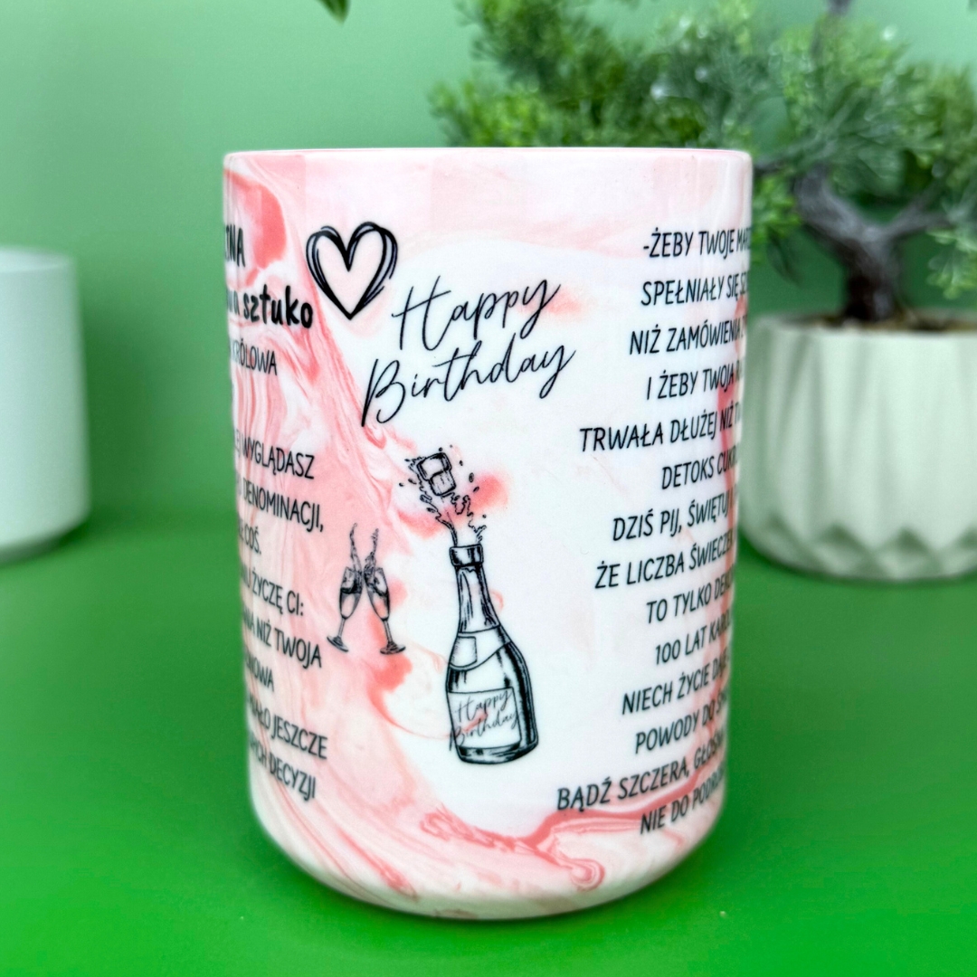 Kubek urodzinowy z personalizowanym imieniem Karolina marmurkowy