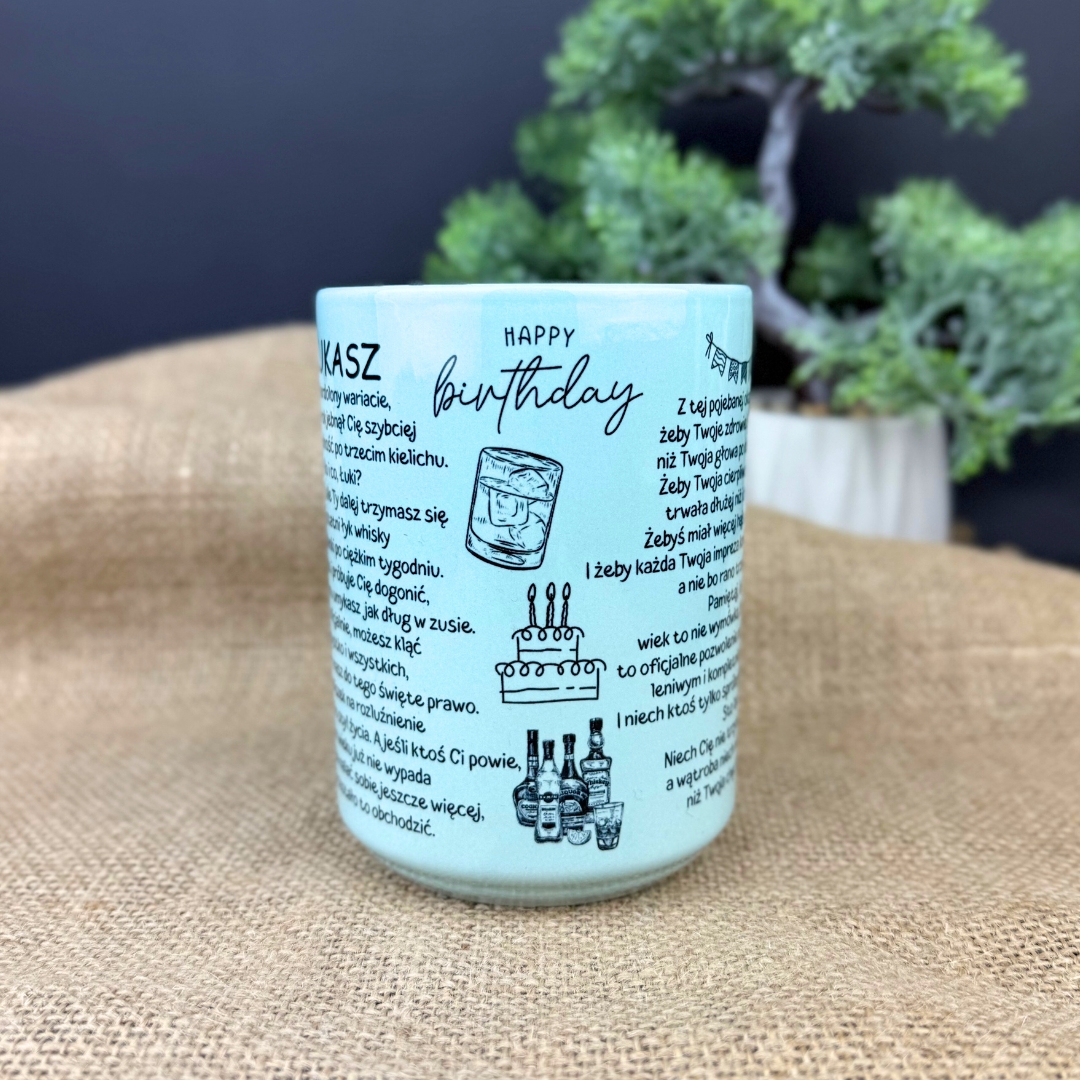 Kubek urodzinowy z personalizowanym imieniem Łukasz Kubek urodzinowy ze śmeisznymi życzeniami dla niego