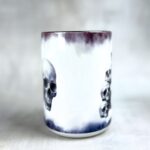 Kubek z czaszkami z czarnym uchem