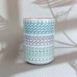 Kubek pojebie mnie zaraz szlaczki kolorowy różowe ucho