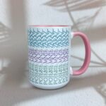 Kubek pojebie mnie zaraz szlaczki kolorowy różowe ucho dla niej