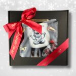 Zestaw prezentowy zapakowany czerwona wstążka